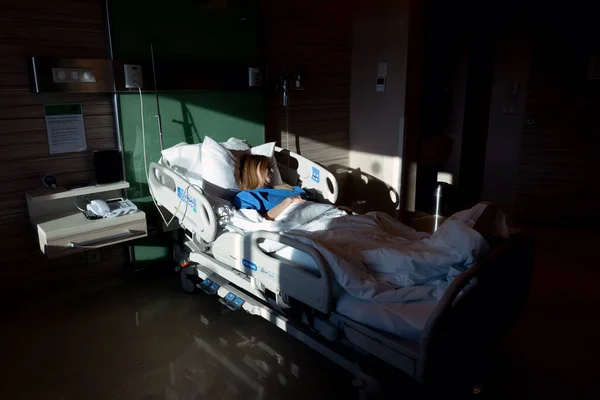  Hasta hastane odasında yatarken odaya dramatik bir ışık giriyor.