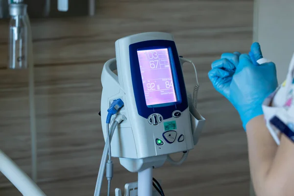 Hemşire, Hastanın Kan Basıncının Değerlerini Notlar