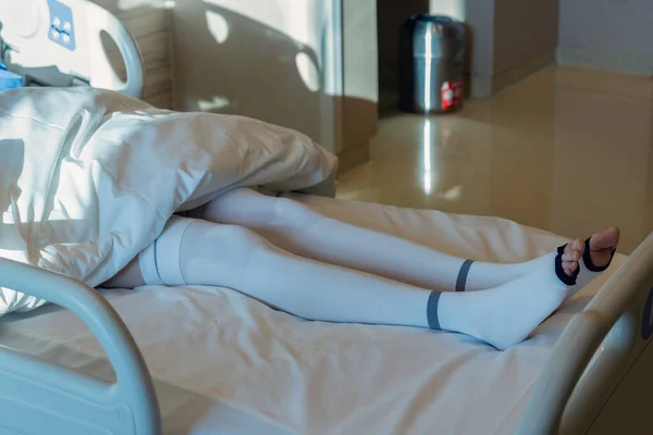 Hasta Sıkıştırma Çorapları Yatağında Yatıyor