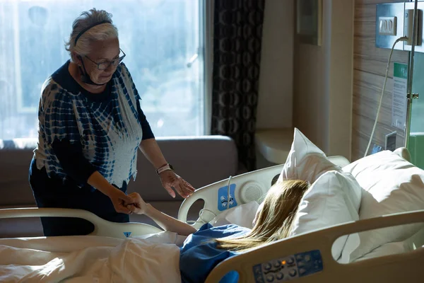 Hasta Kız Hastanede Yatıyor, Anne Elini Tutuyor, Pencereden Gün Işığı