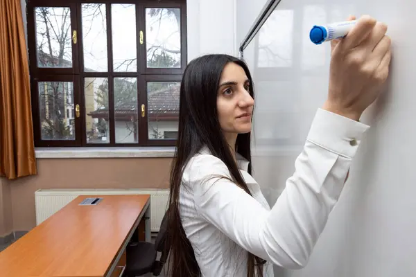 Bayan Öğretmen Sınıftaki Boş Beyaz Tahtaya Yazmaya Başladı