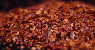 Kırmızı Biber Yığını Siyah Arkaplanda Dönüyor 4K Yavaş ve Yakın çekim