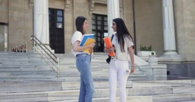 İki Liseli Kız Üniversite Kampüsü 'nde Konuşurken Kitap Tutuyor