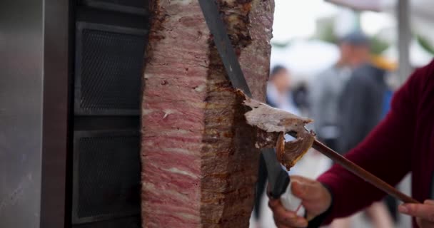 People Walking Background While Cutting Doner Doner Doner Knife Close — Stok Video