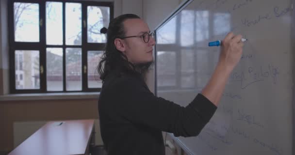 Männlicher Lehrer Schreibt Unterricht Zeitlupe Auf Whiteboard Klassenzimmer — Stockvideo