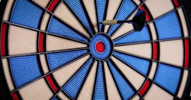 Dart Okları Hedefi Kapatıyor - Dart Okları Hedefe Yaklaşıyor 4K