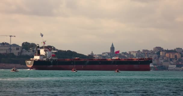 Ett Tomt Lastfartyg Passerar Galata Tower Istanbul — Stockvideo