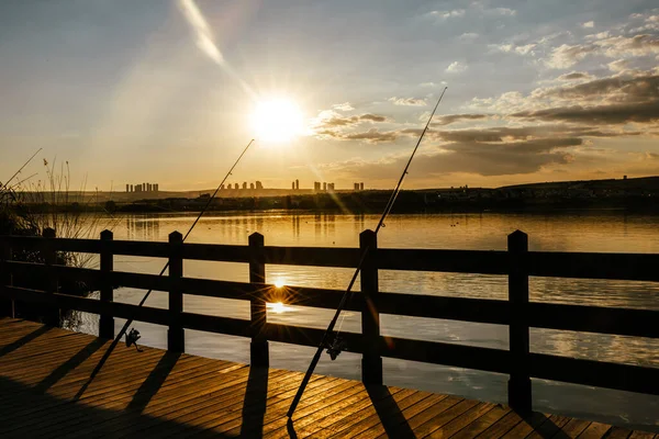 Mükemmel Göl Manzarasında Günbatımı ve Balıkçılık Çubukları