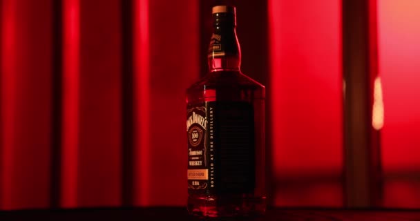Roter Hintergrund Jack Daniels Drink Dreht Sich Zeitlupe Von Links — Stockvideo