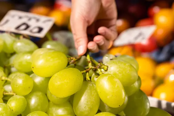 Markette Erkek El Tutma Yeşil Salatalık Üzümleri