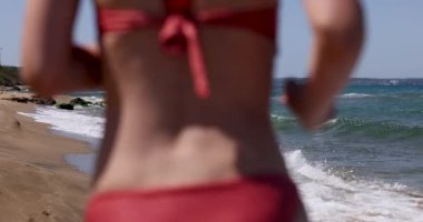  Kırmızı Bikinili Kadın Muhteşem Dalgalı Deniz 4K Yavaş Hareket