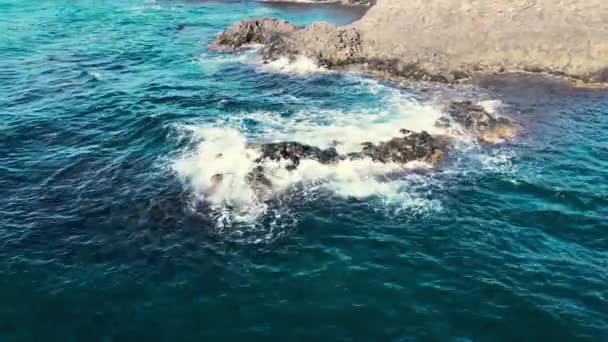 Хвилі Скелях Над Морським Безпілотником Hdr — стокове відео