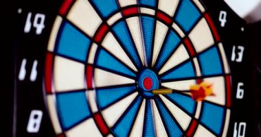 Kamera Dartlara ve oklara Yakınlaşıyor 4K Yavaş Harekete Geçiyor