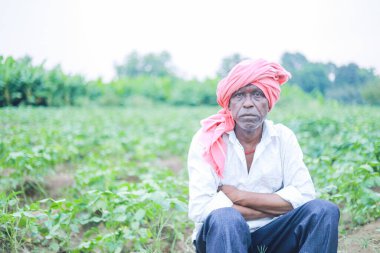 Çiftlikteki fakir Hintli çiftçi, üzgün çiftçi, çiftçi kaybı