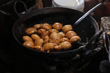 Kızartma tavasında kachori kızartıyorlar, sokak yemeklerinde, yağlı yiyeceklerde.