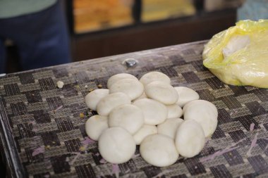 Kızartma tavasında kachori kızartıyorlar, sokak yemeklerinde, yağlı yiyeceklerde.