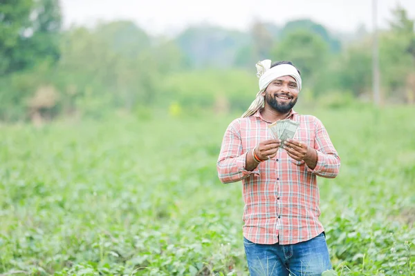 Szczęśliwy Indyjski Rolnik Młody Rolnik Uśmiechnięty Farmie — Zdjęcie stockowe