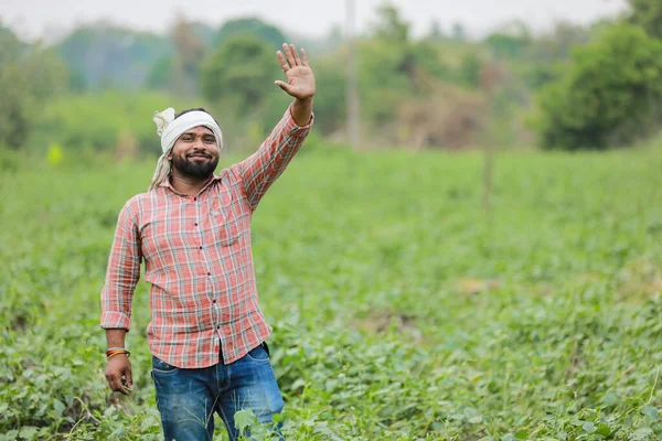 Mutlu Hintli Çiftçi Çiftlikte Gülümseyen Genç Çiftçi — Stok fotoğraf