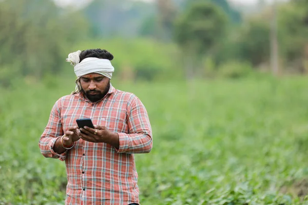 Счастливый Индийский Фермер Молодой Фермер Улыбается Ферме — стоковое фото