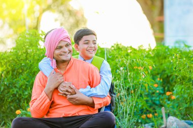 Hintli çiftçi ve oğlu çiftlikte