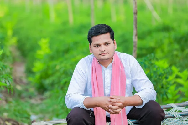 Jeune Agriculteur Indien Montrant Téléphone Intelligent Agriculteur Parlant Téléphone Dans — Photo