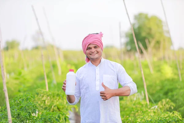 Jovem Agricultor Indiano Mostrando Telefone Inteligente Agricultor Falando Telefone Fazenda — Fotografia de Stock