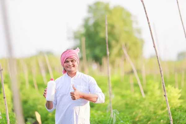 Молодий Індійський Фермер Який Показує Смартфон Фермер Розмовляє Телефону Фермі — стокове фото