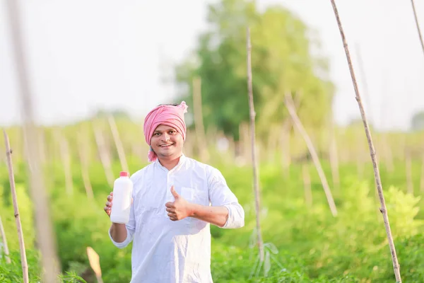 Ung Indian Bonde Visar Smart Telefon Farmer Talar Telefon Gården — Stockfoto