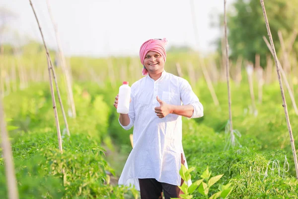Mladý Indický Farmář Ukazuje Chytrý Telefon Farmář Mluví Telefonu Farmě — Stock fotografie
