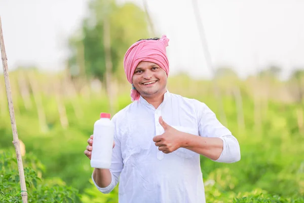 Молодий Індійський Фермер Який Показує Смартфон Фермер Розмовляє Телефону Фермі — стокове фото