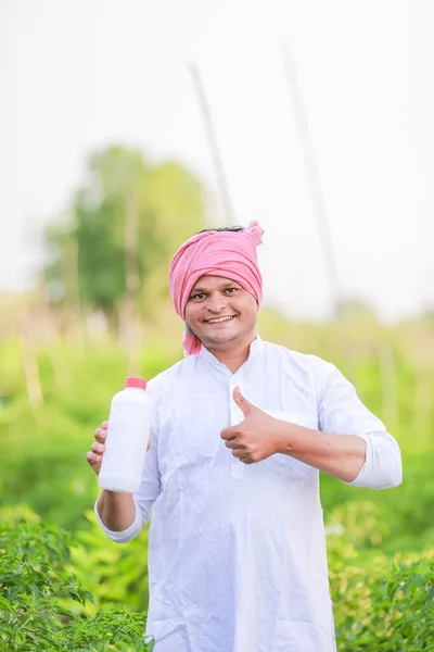 Jovem Agricultor Indiano Mostrando Telefone Inteligente Agricultor Falando Telefone Fazenda — Fotografia de Stock