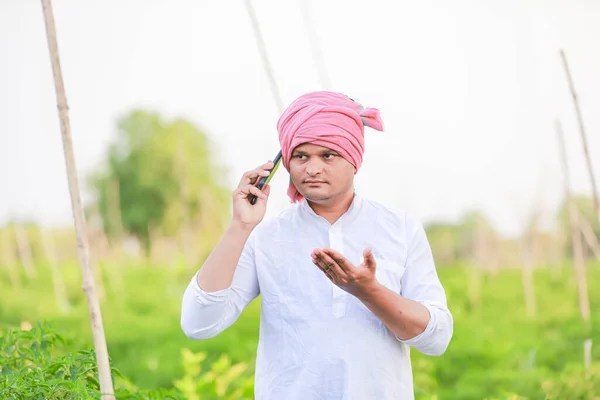 Jonge Indiase Boer Met Smart Phone Boer Aan Telefoon Boerderij — Stockfoto