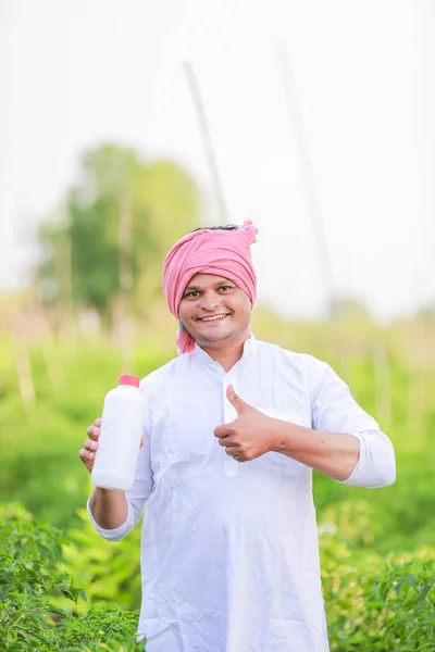 スマートフォンを示す若いインドの農民 農場で電話で話す農民 幸せなインドの農民 — ストック写真