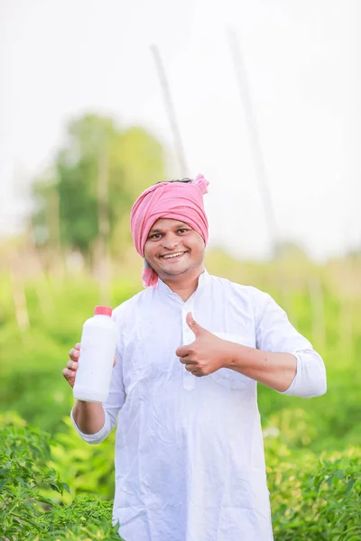 スマートフォンを示す若いインドの農民 農場で電話で話す農民 幸せなインドの農民 — ストック写真
