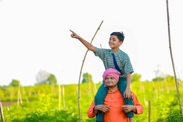 Agricultor Indiano Com Seu Filho Campo Agricultura Pai Filho Estão — Fotografia de Stock