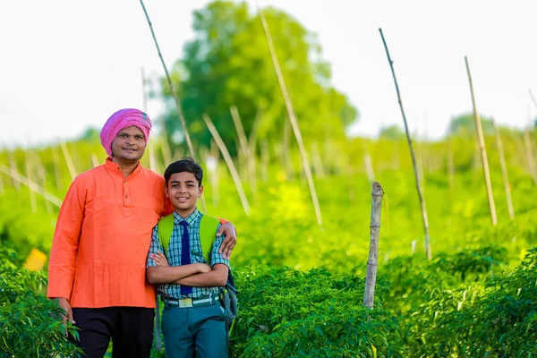 Söt Indian Bonde Barn Skoluniform Med Sin Far Jordbruksfältet Lycklig — Stockfoto