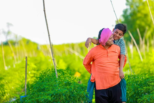 Bonito Criança Agricultor Indiano Uniforme Escolar Com Seu Pai Campo — Fotografia de Stock