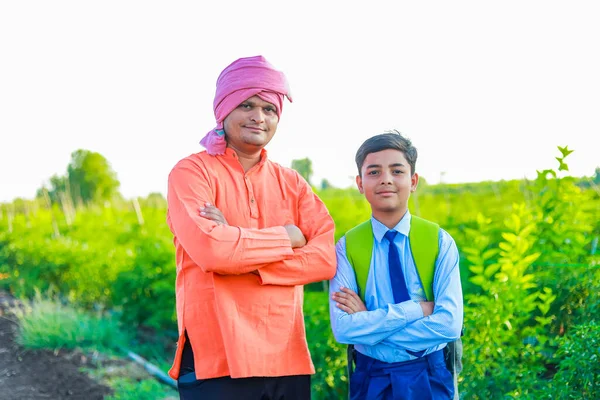 Niedliches Indisches Bauernkind Schuluniform Mit Seinem Vater Auf Dem Feld — Stockfoto