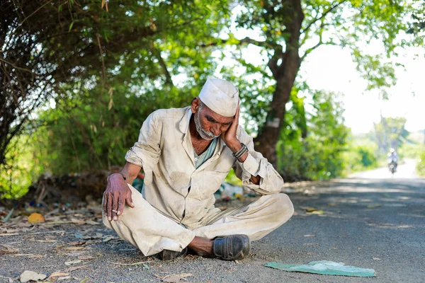 Maharashtra Hindistan Nisan 2023 Hintli Yaşlı Çiftçi Çiftlikte Kayıp Yorgun — Stok fotoğraf