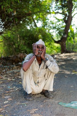 Maharashtra, Hindistan - Nisan 2023 Hintli yaşlı çiftçi, çiftlikte kayıp, yorgun ve aç yaşlı Hintli adamlar