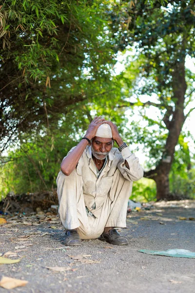 インドのマハラシュトラ 4月2023 インドの古い農民 農場での損失 疲れている古いインド人男性 空腹の老人 — ストック写真