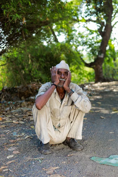 インドのマハラシュトラ 4月2023 インドの古い農民 農場での損失 疲れている古いインド人男性 空腹の老人 — ストック写真