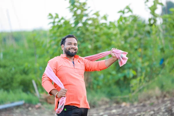 Szczęśliwy Indyjski Rolnik Stojący Zielonej Farmie Chilli — Zdjęcie stockowe