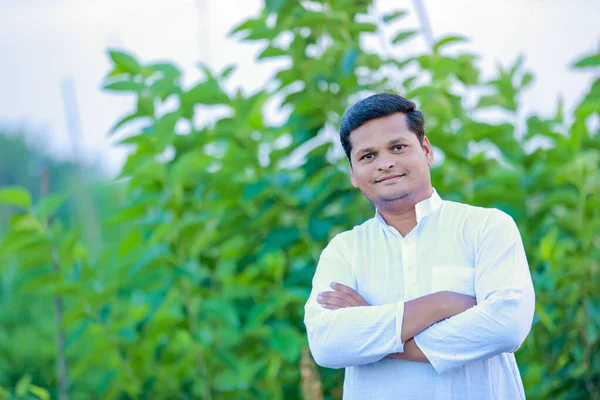Feliz Agricultor Indiano Jovem Agricultor Sorrindo Fazenda — Fotografia de Stock