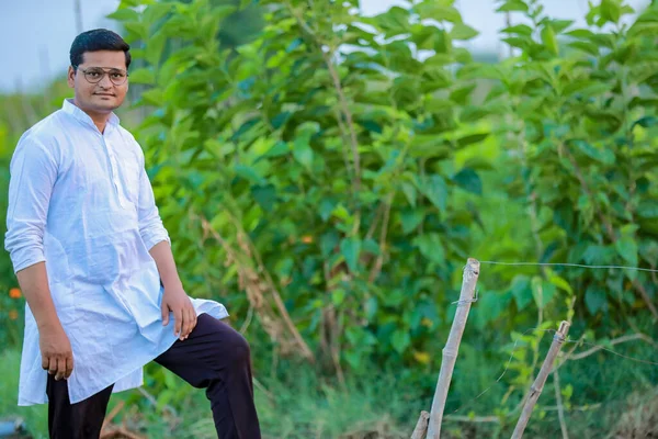Ευτυχισμένος Ινδός Αγρότης Νέος Αγρότης Χαμογελά Στη Φάρμα — Φωτογραφία Αρχείου