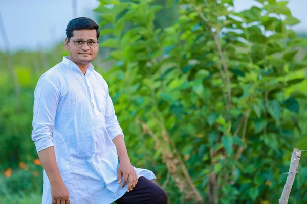 Glücklicher Indischer Bauer Junger Bauer Lächelt Auf Bauernhof — Stockfoto