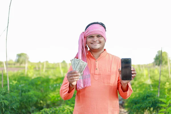 Gelukkige Indiase Boer Boer Met Indiaanse Roepies Handen Slimme Landbouw — Stockfoto