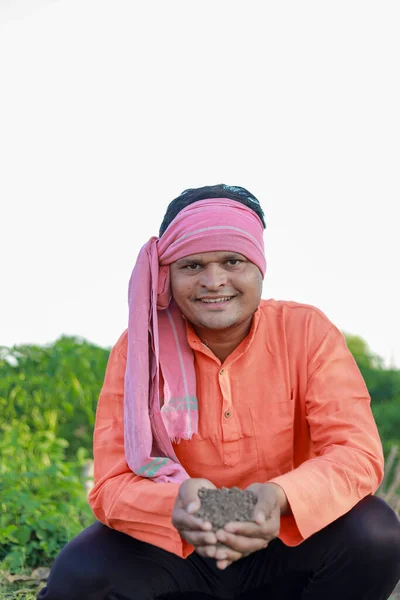 Agricultor Indiano Feliz Agricultor Segurando Solo Nas Mãos — Fotografia de Stock