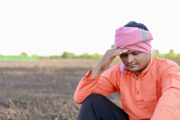 Feliz Agricultor Indiano Jovem Agricultor Areia Perda Fazenda — Fotografia de Stock