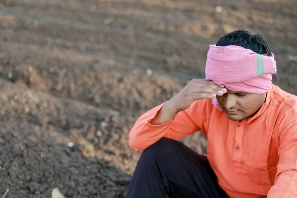 幸せなインドの農民 若い砂農家 農場での損失 — ストック写真